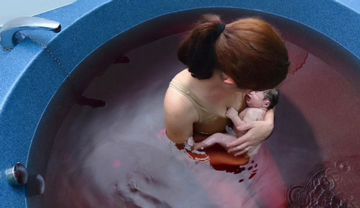 ella水中分娩国外纪实,ella水中分娩男摄影师