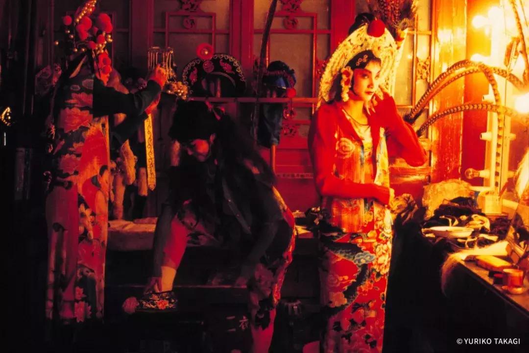 25年前，一个日本人带着天价衣服到中国，给西北人拍了一批硬照