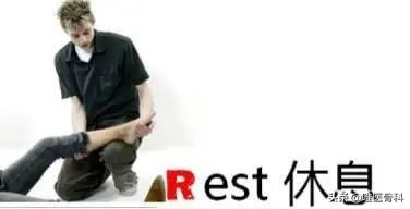 小孩崴着脚筋了怎么办,孩子崴脚时穿的鞋子怎么处理