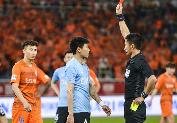 中超裁判争议判罚+红牌屡禁不止恒大鲁能输掉联赛第一场比赛