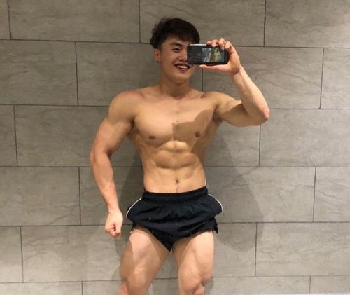 健身达人轻轻松松练出一身肌肉,健身完美逆袭励志瘦子变肌肉男