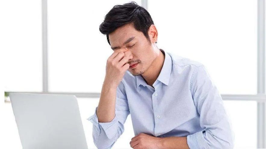 员工打官司请假公司不批,员工离职法院判员工向公司赔偿