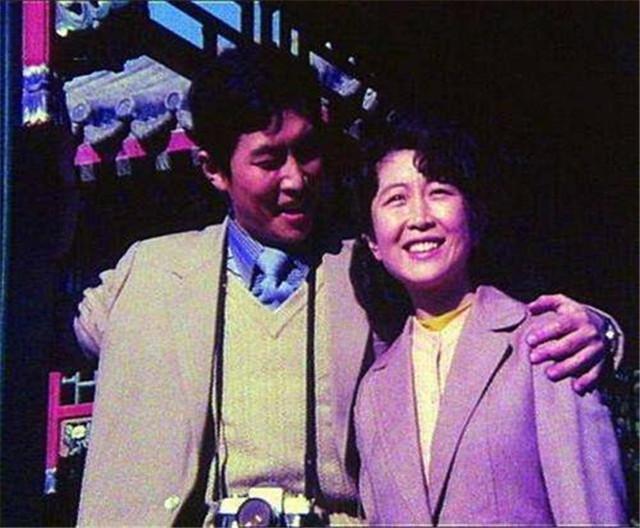 1990年除夕夜，唐国强妻子自杀身亡，留遗书给7岁女儿：为我*仇报**