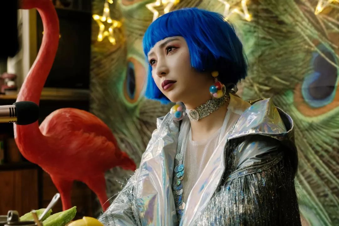 一个低胸性感女王，私底下想活得更严肃和朴素