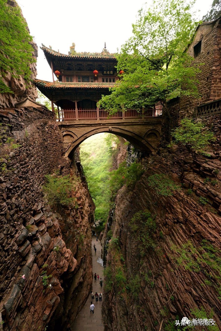 苍岩山，因天工人力的浑然绝配名扬四海，南阳公主的功德更添风韵