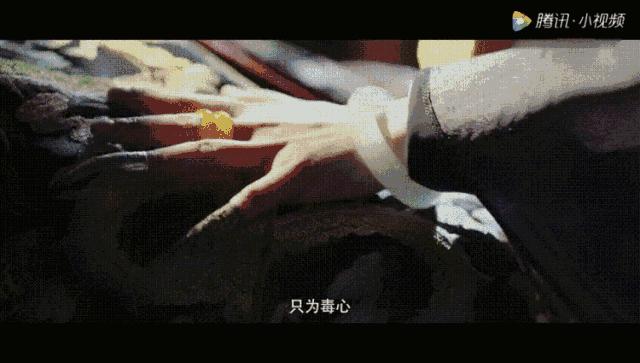 59岁穿比基尼秀长腿A4腰,她就是传说中的女魔头吧?