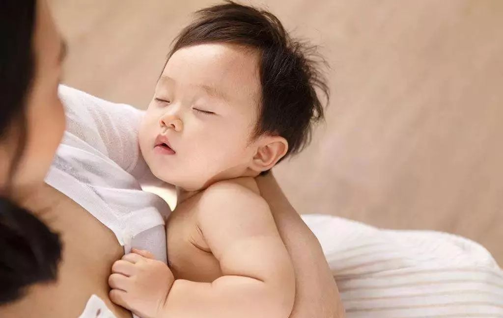 宝宝吃奶睡着放下就醒,宝宝在怀里能睡着一放下就醒