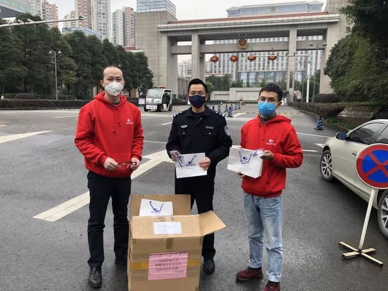 眼镜人在行动|疫情下的「空城」重庆,爱心在蔓延