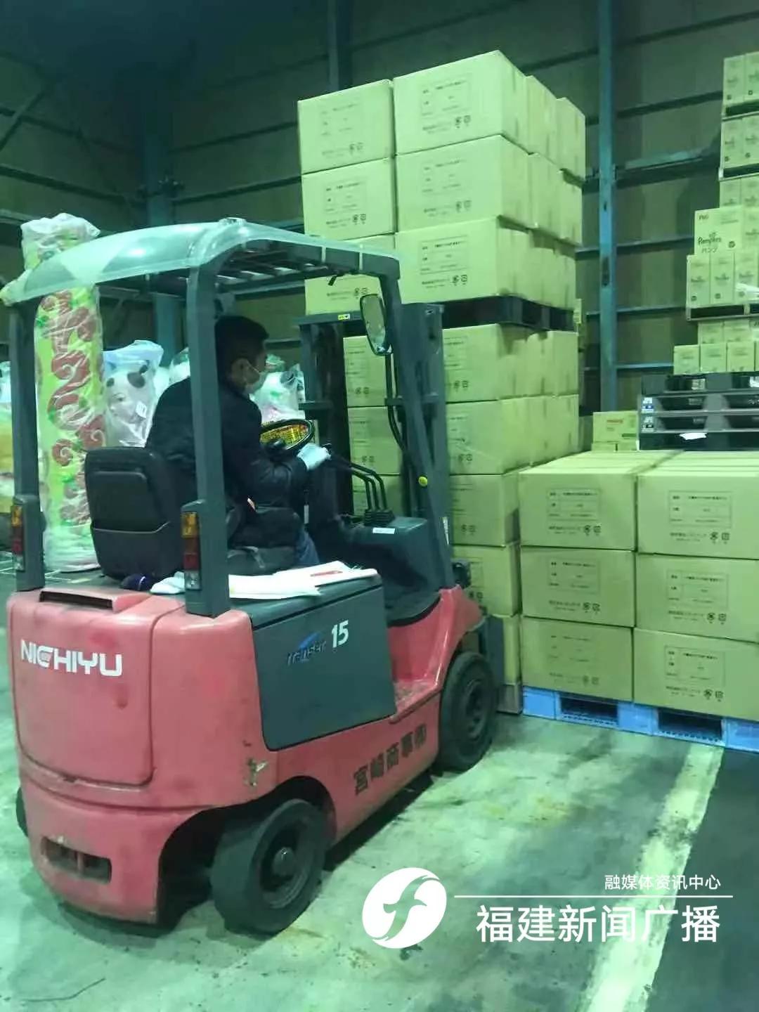 十万口罩从海外飞到黄冈,26万的口罩运往国外