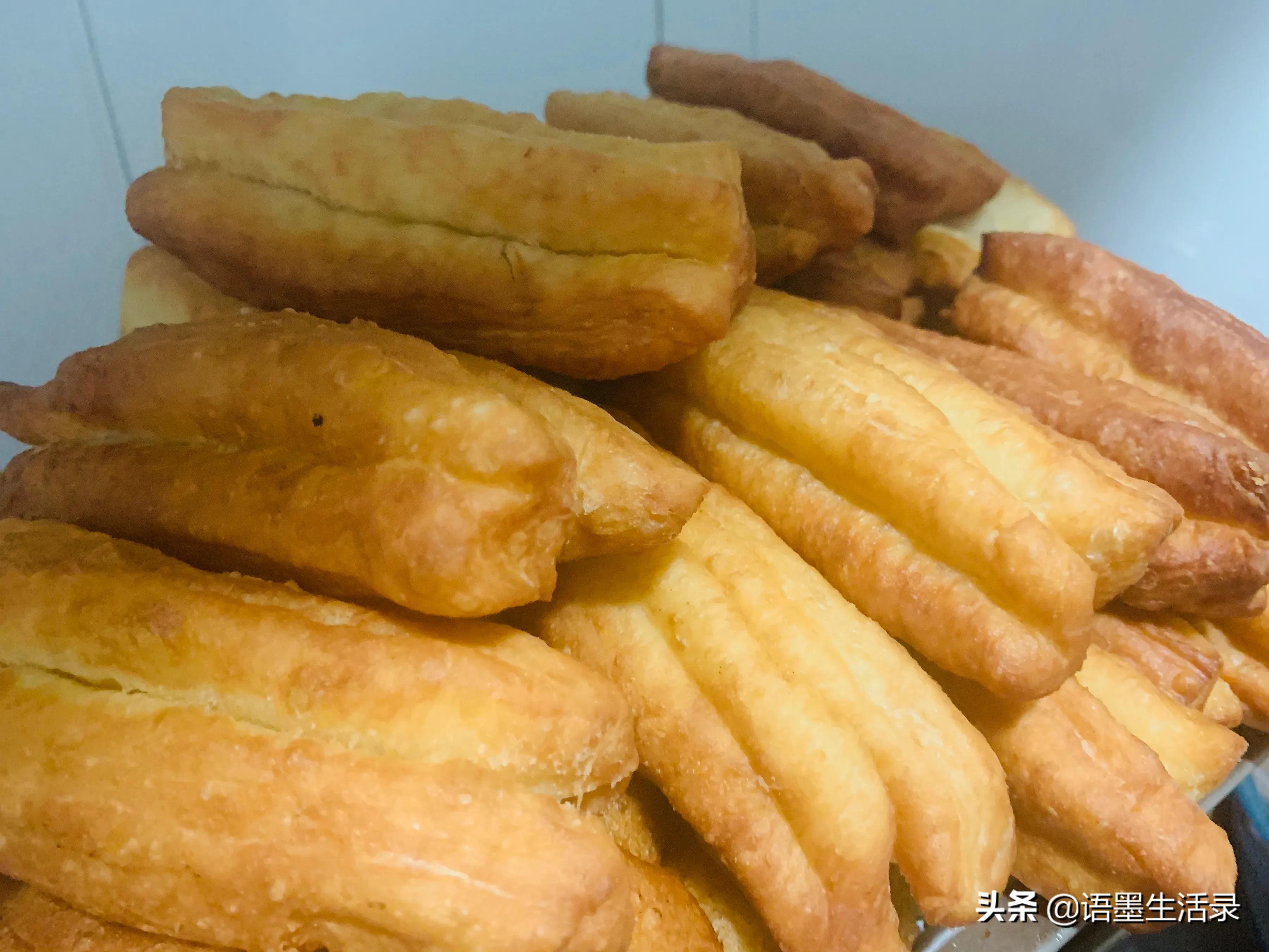 炸油条怎么和面才能蓬松酥脆,炸油条从和面到炸出油条的全过程