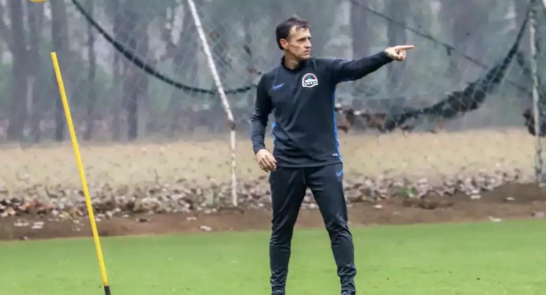 建业，你想念王宝山指导吗？