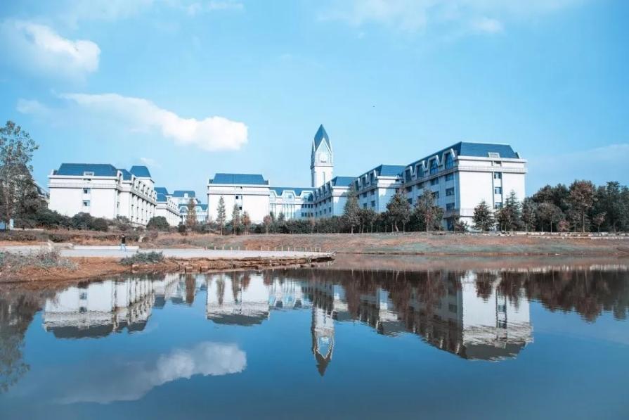 宿管阿姨一口流利的英语,48岁宿管阿姨飚英语燃爆全网