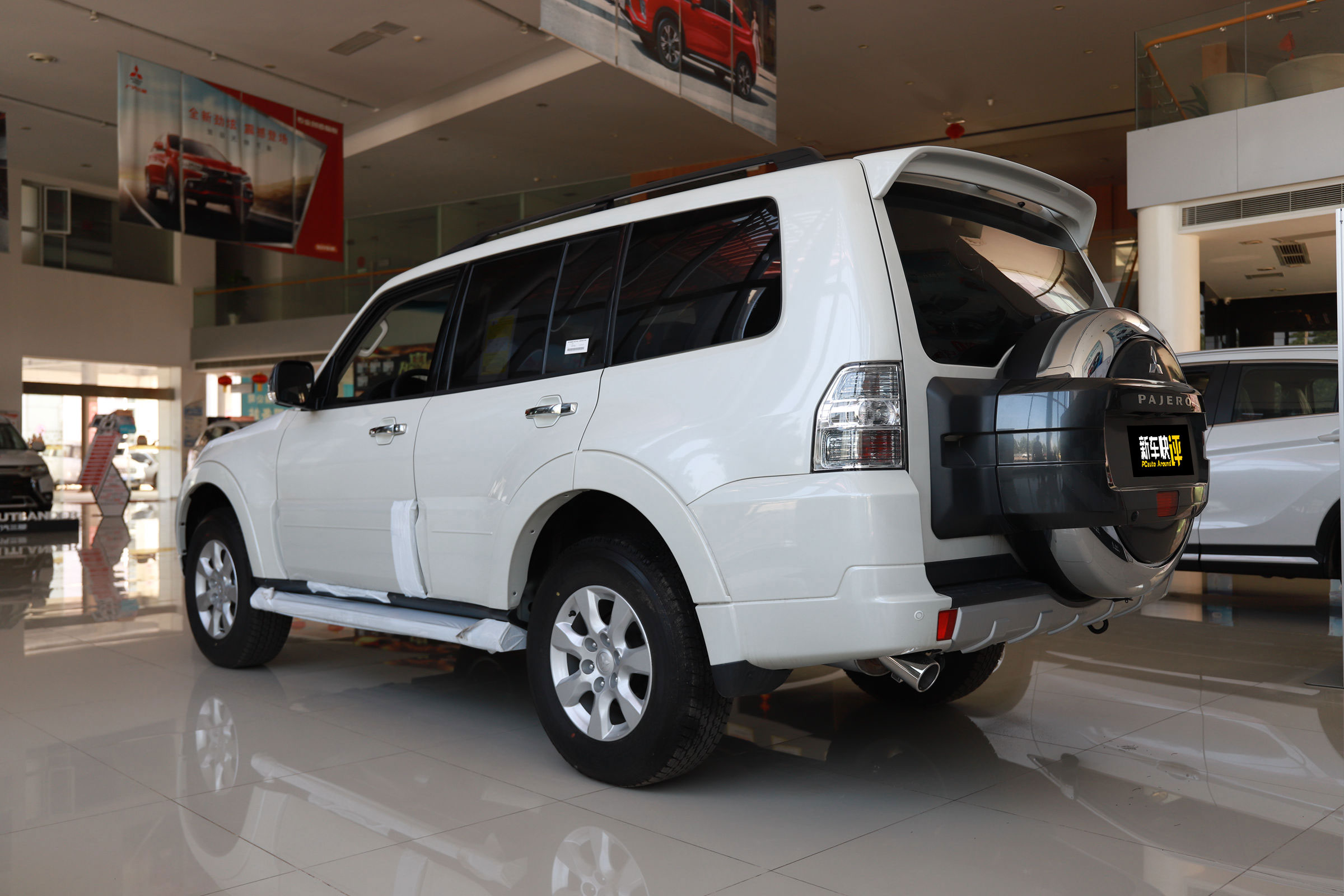 帕杰罗v77与lc100陆巡4500哪个好,2020款三菱进口帕杰罗越野视频