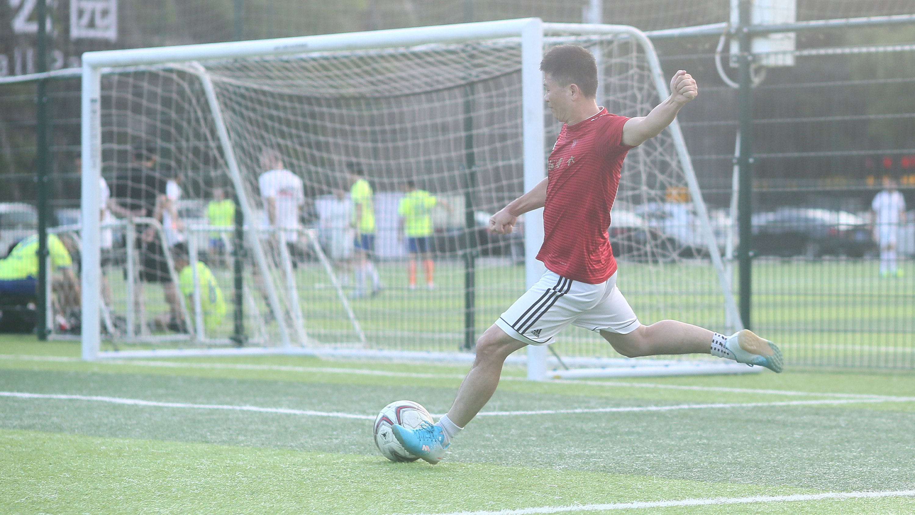 草根足球激烈对抗,深圳草根足球联赛