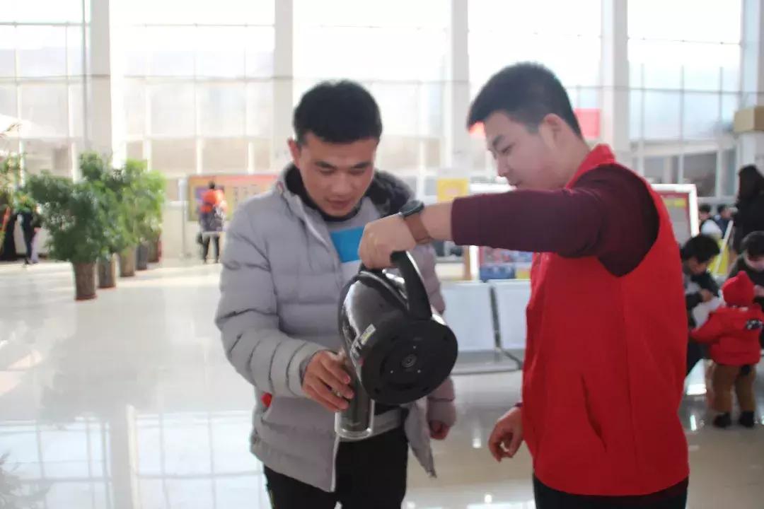白银:爱心志愿者成为汽车站春运一道最亮风景线