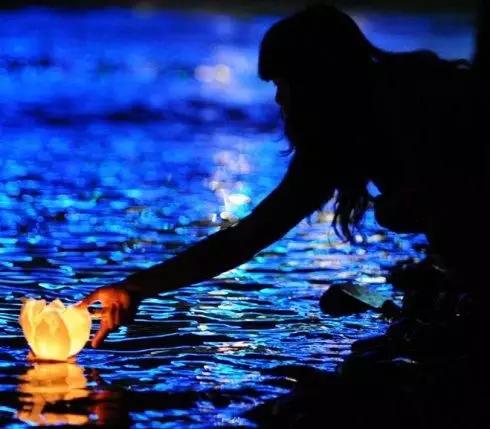 为死去的亲人点亮一盏心灯,为逝去的亲人点上一盏明亮的灯