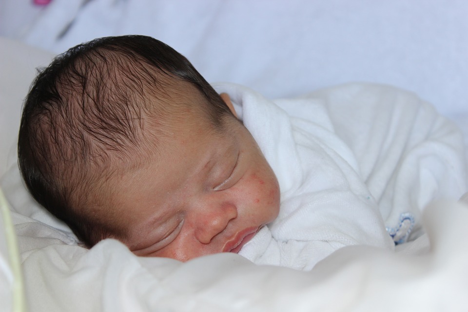 新生儿为什么那么难照顾,刚出生的婴儿脱发正常吗