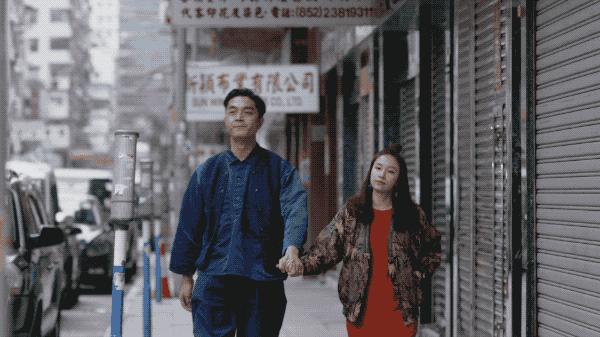 香港年轻人一辈子买不起房，把破出租屋改成复古小窝