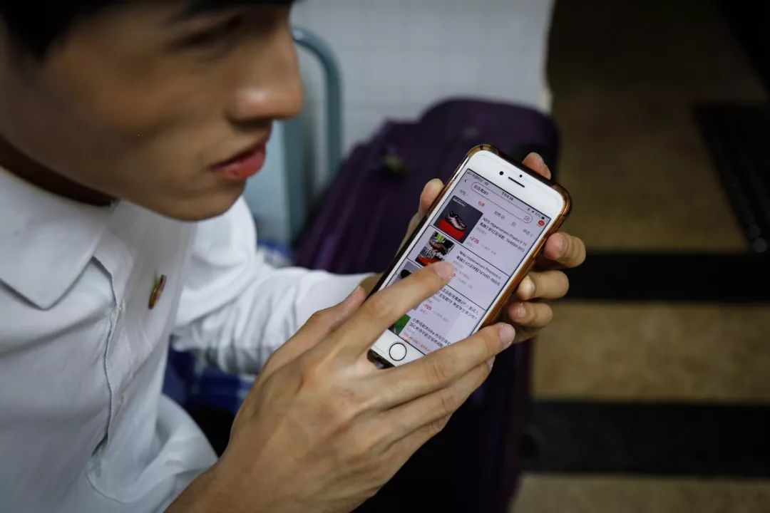 这个盲人不一般，用手机贼溜，淘宝购物、八块腹肌、参加足球比赛样样在行