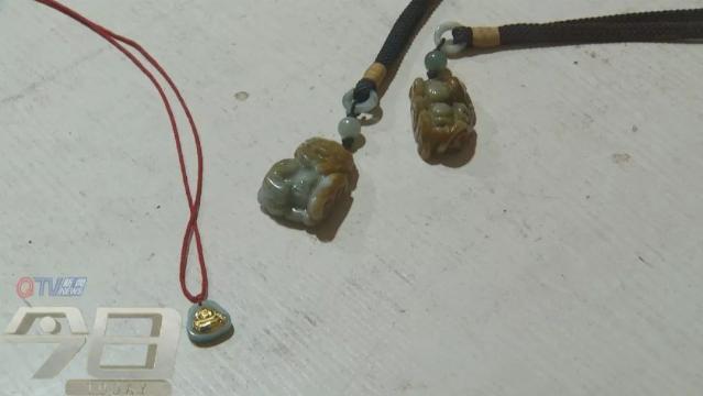 老人去青海旅游买玉,老人拿金首饰换硬金