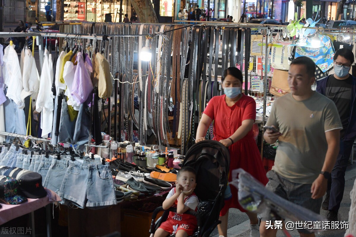 服装尾货摆地摊卖什么最吸引人,摆地摊卖库存服装的方法