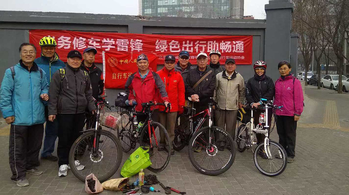 学雷锋免费修车,他们骑自行车去上学