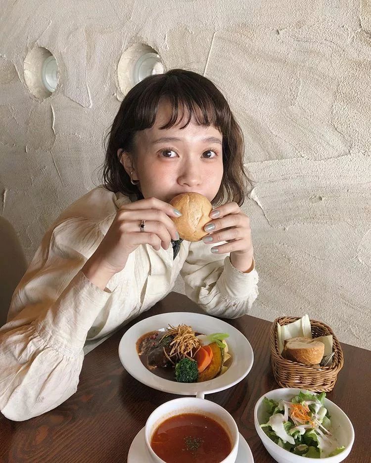 这几位日本模特的小心机！让圆脸、宽额女孩也能驾驭眉上刘海造型