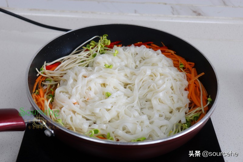 炒河粉摆摊河粉怎么炒不粘锅不碎,炒河粉微微辣