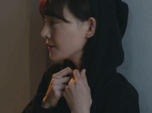 冬天带帽中长款针织开衫怎么搭配,针织开衫保暖又好穿女人味十足