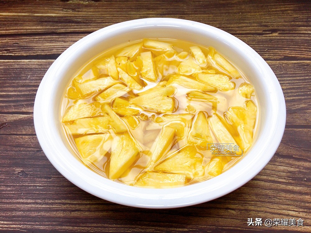吃菠萝用盐水的正确方法,菠萝咕咾肉的菠萝要用盐水泡吗