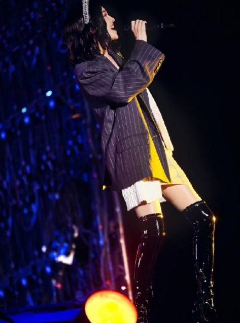 张韶涵白色露脐装搭配黑色长裙,张韶涵最新机场秀穿了黑白配