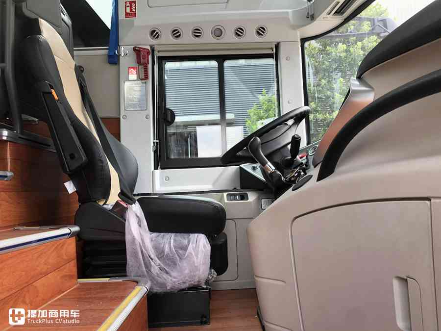 黄金时代已过，长途大巴还高端吗？实拍中通3轴大巴带您好好看看