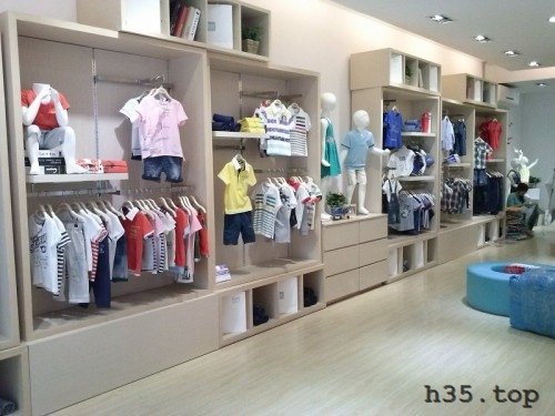 最新童装店双门头装修效果图,童装店怎么装修才有顾客