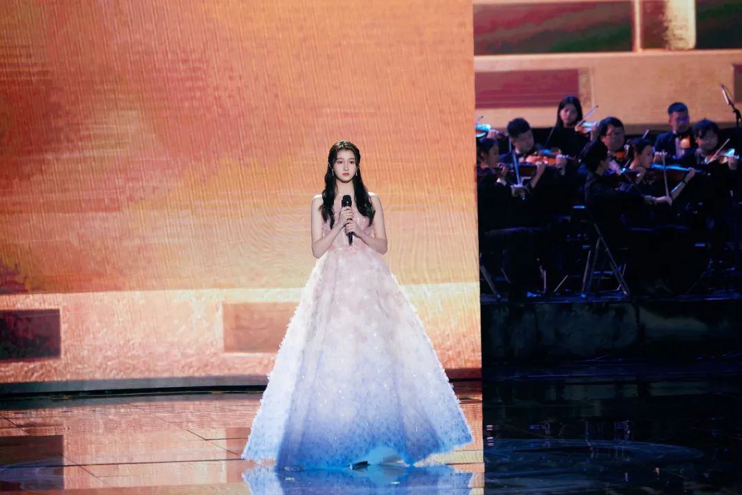 陈坤和巩俐走红毯颁奖,巩俐戛纳红毯惊艳全球