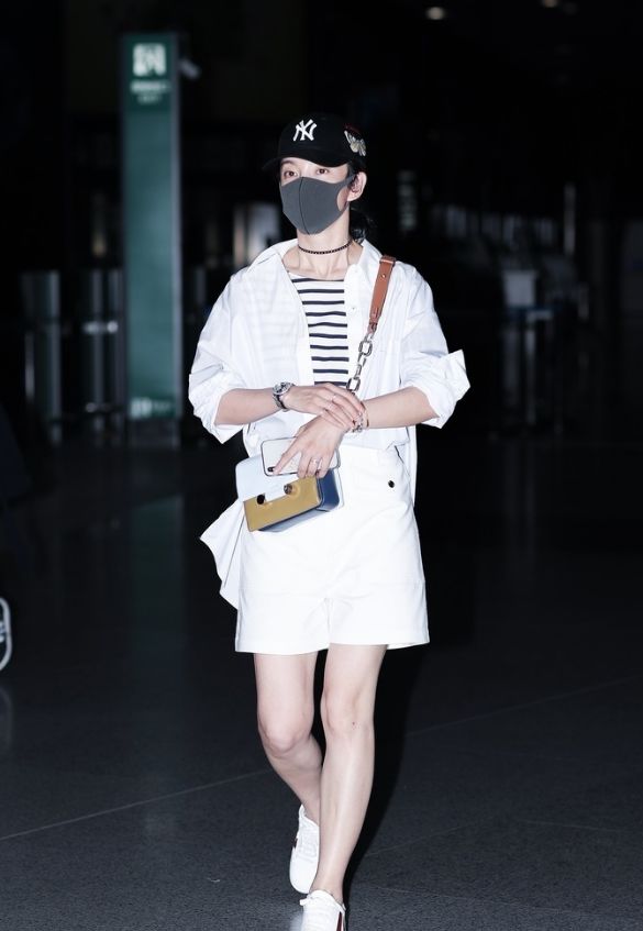 李冰冰穿同款气场竟藏不住,李冰冰黑色绕颈礼裙完美曲线