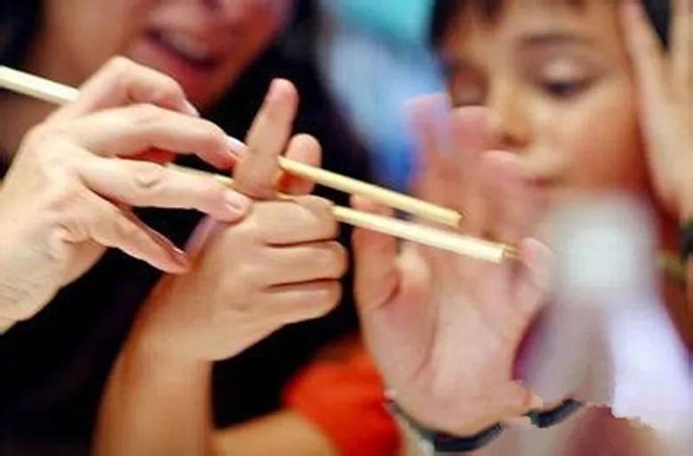 2岁半不会用筷子,2岁七个月男宝宝不会用筷子