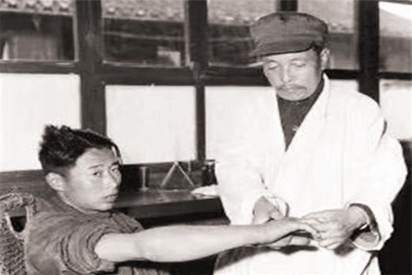 他大字不识一个，却成旷世神医，美国总统克林顿称他“东方蛇仙”