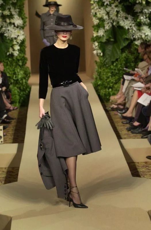 那个卖口红的YSL，教会女孩不色情的穿黑*袜丝**