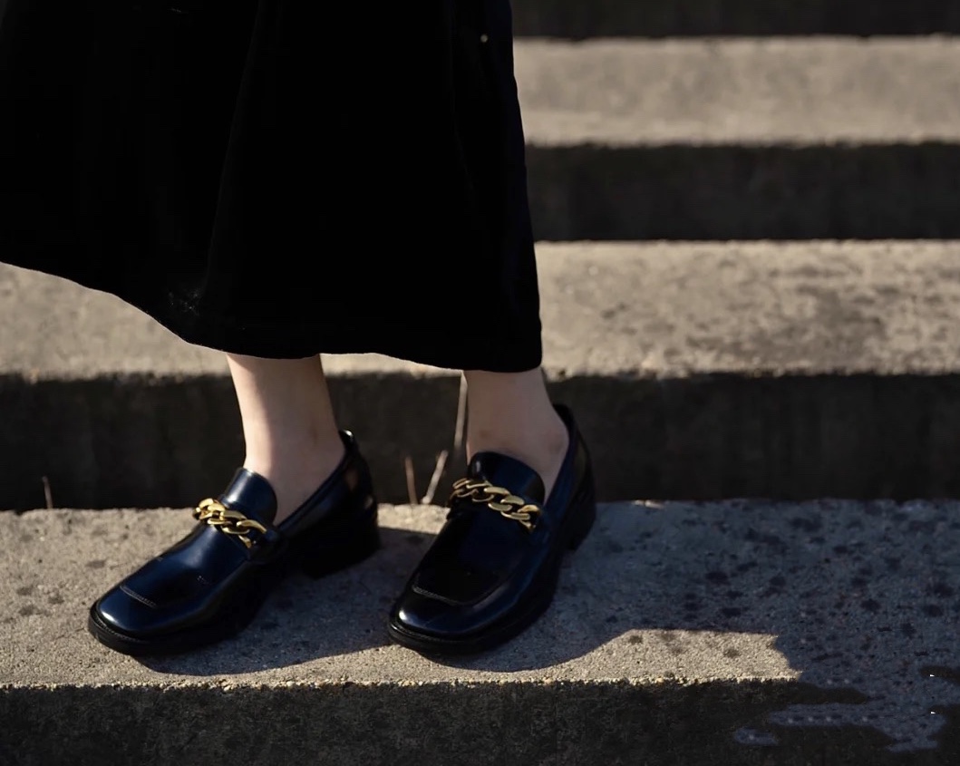 黑色鞋子起皮了怎么修补,小白鞋鞋面变黑怎么处理