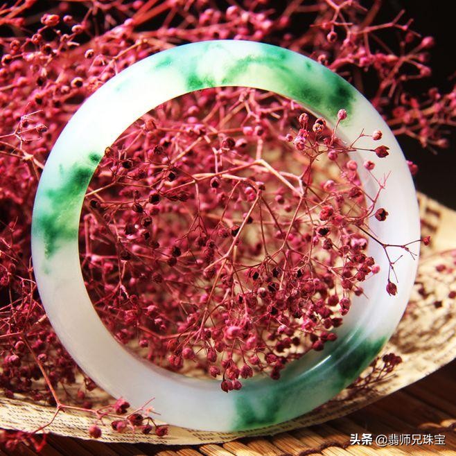 挑选飘花手镯注意的点,冰种帝王紫飘花翡翠手镯