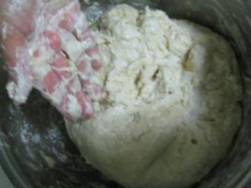 酵母油条膨松剂炸油条,炸油条放了油条蓬松粉还放酵母吗