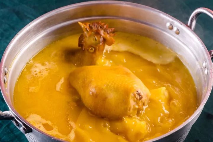 杀鸡时看到鸡皮有疙瘩怎么回事,杀鸡肚子里黄油留着还是扔了