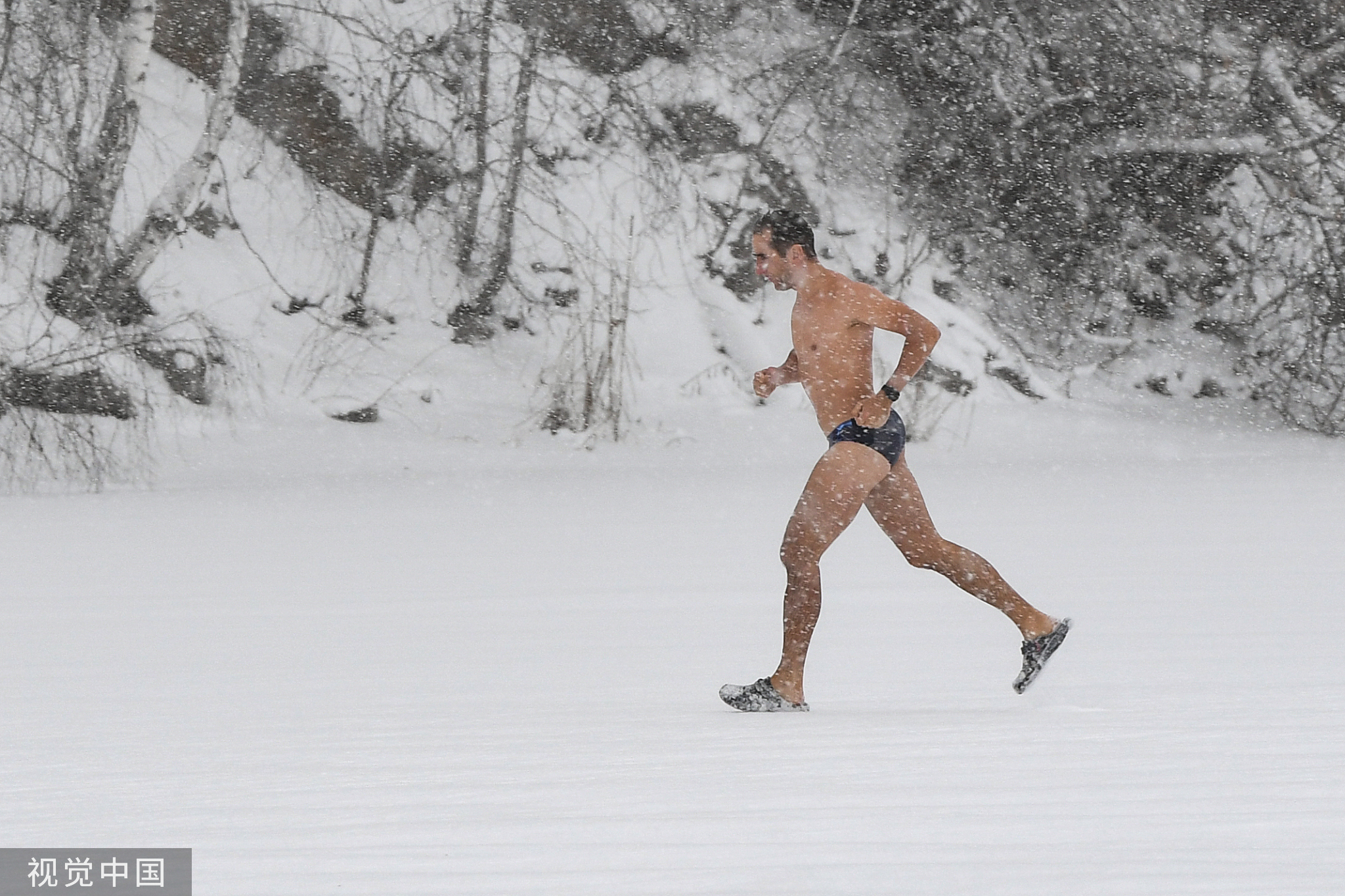 俄罗斯新西伯利亚雪,俄罗斯冰雪湖里冬泳