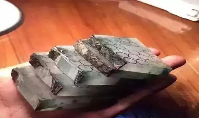 赌石切出一亿紫金石后众人傻眼,200块的赌石切出五彩翡翠