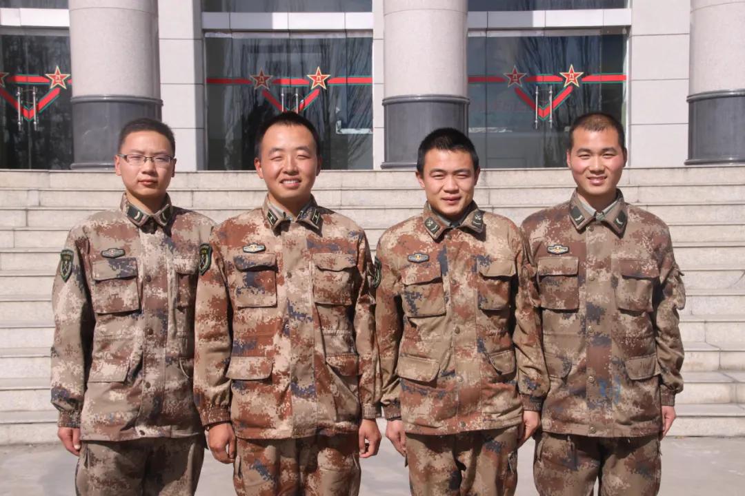 关键时刻军人冲锋陷阵,关键时刻军人最棒