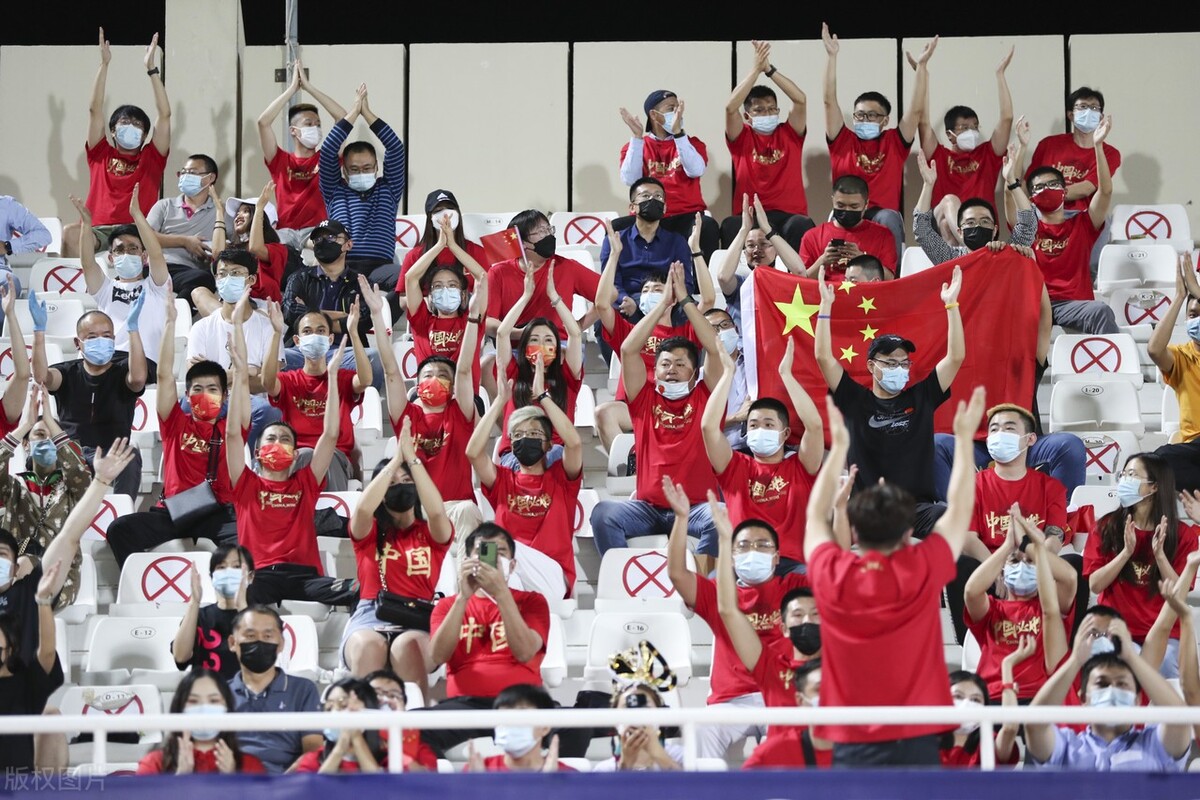 欧洲球员发角球球迷扔水瓶,极端球迷拿水瓶扔球员直接被砸回