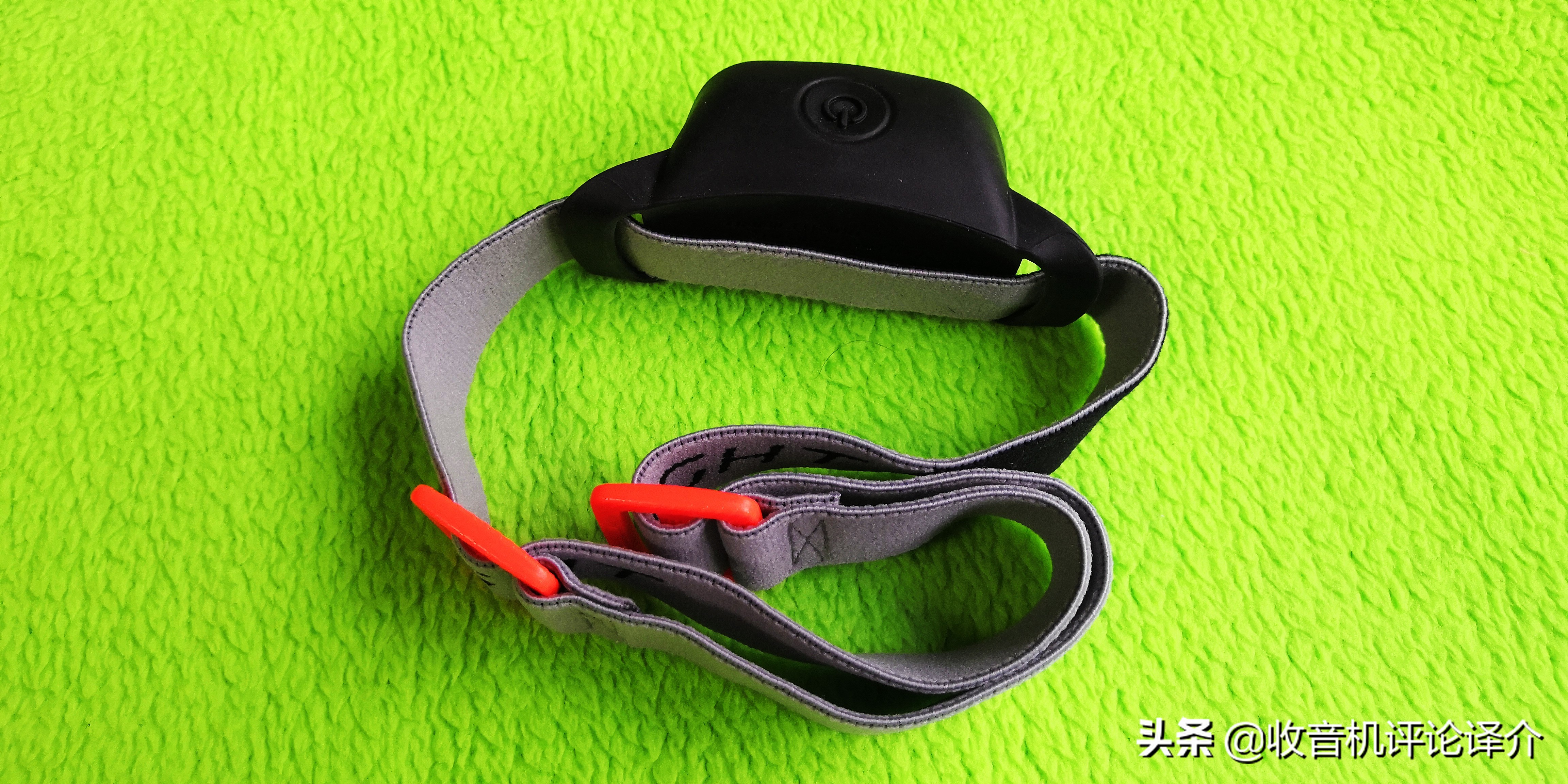 夜里收听短波收音机,夜晚听着收音机广播