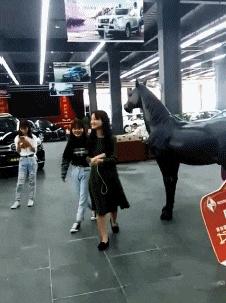 搞笑GIF趣图:是谁?把我的足球换成实心的了?疼啊