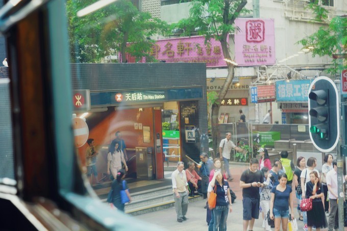 世界将我包围下一句,世界将我包围演唱