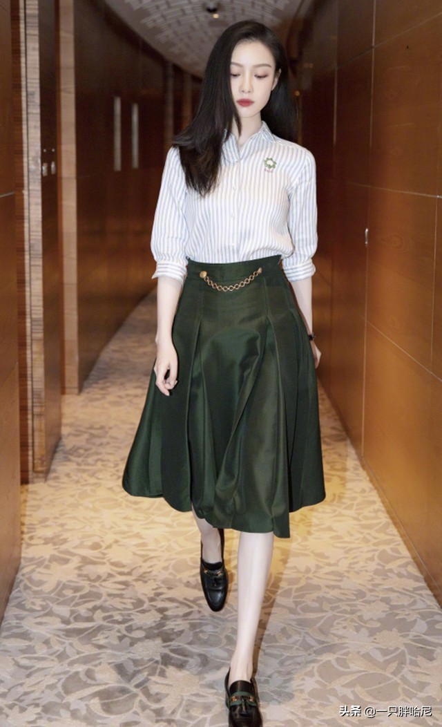 适合小个子穿的过膝裙子,最近很火的短裙子叫什么